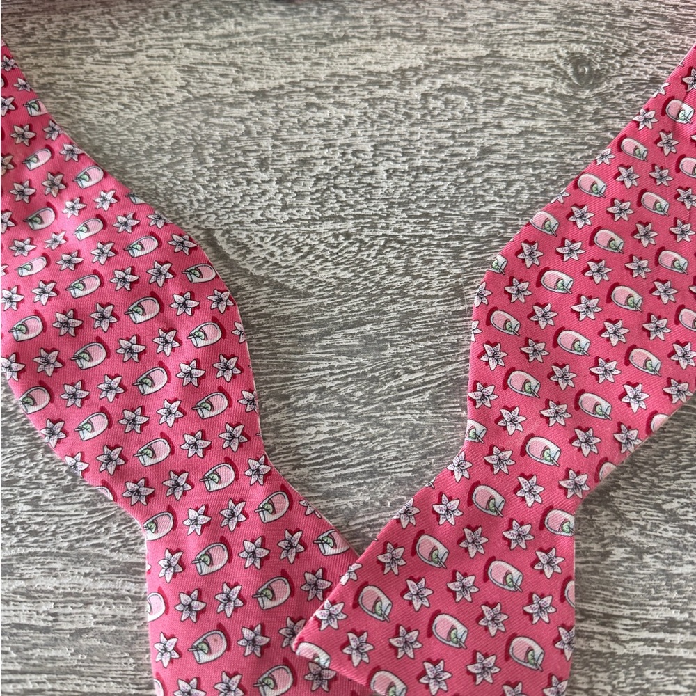 Vineyard Vines Kentucky Derby bow tie pink drinks